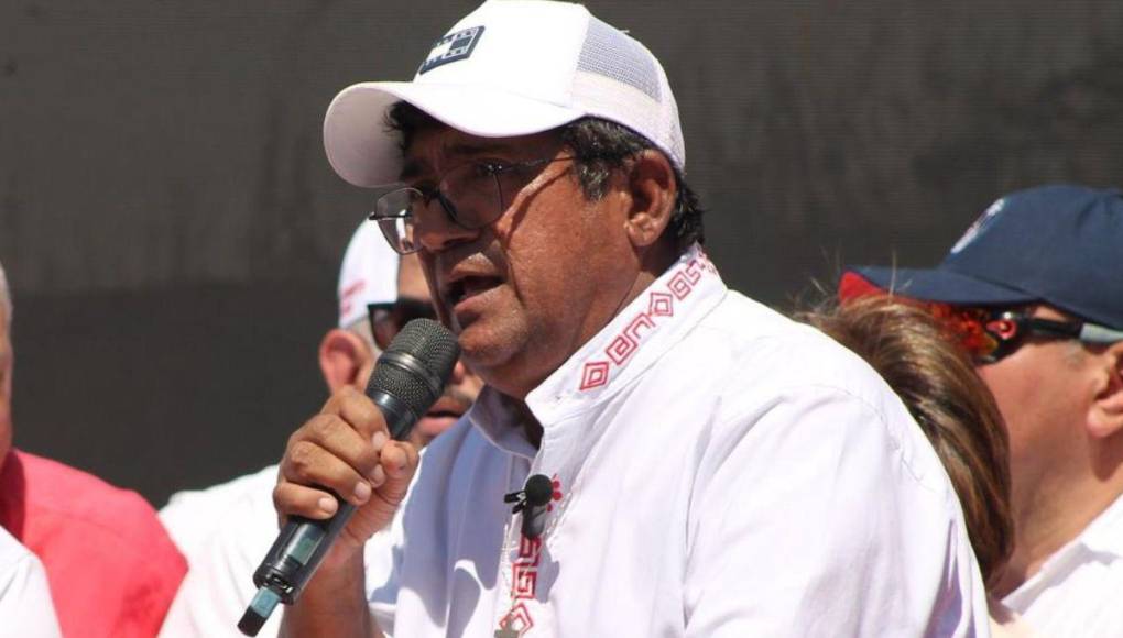 El polémico y extrovertido alcalde de Choluteca Quintin Soriano, recientemente afirmó que depuso de su precandidatura presidencial por el partido Liberal para sumarse al movimiento “ Hable con Honduras” (HCH), como alcalde de esta ciudad del sur de Honduras en las elecciones internas de marzo del 2025.