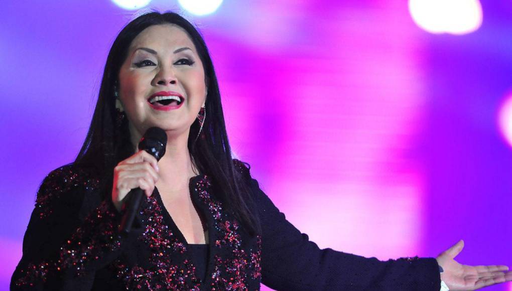 Tras tener que cancelar algunos conciertos y ser hospitalizada, la cantante mexicana, Ana Gabriel dio a conocer que no saldrá pronto de la institución de salud en donde fue internada, ya que presentó algunas complicaciones.