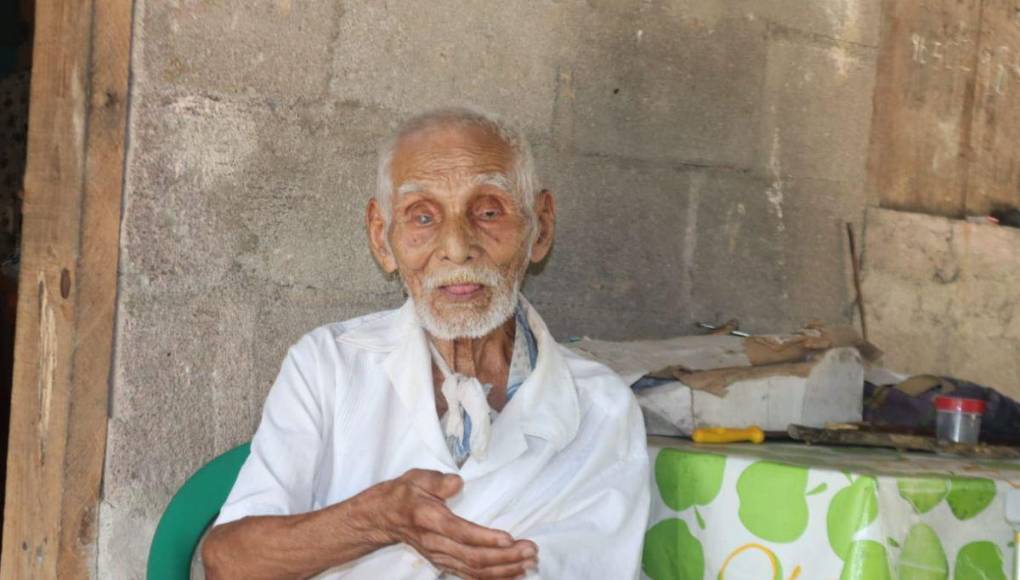 Don José Lorenzo Oseguera Flores, mejor conocido en la aldea Monte Abajo en el departamento de Colón como don“Lionso” sigue clamando ayuda del Gobierno de la presidenta Xiomara Castro para que le reconecten el servicio de energía eléctrica.