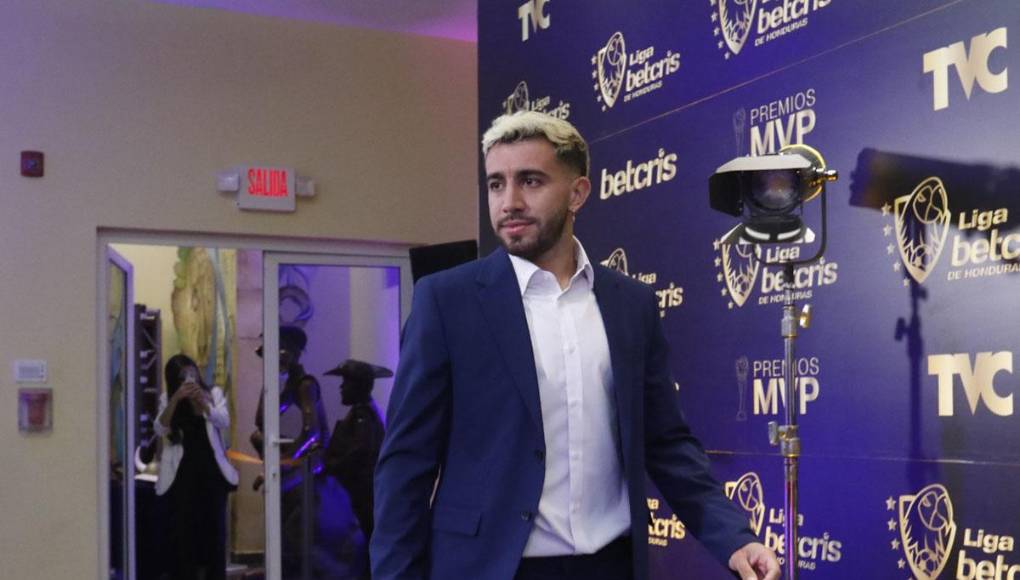 El atacante argentino Agustín Auzmendi del Motagua en la Alfombra Azul de los Premios MVP.