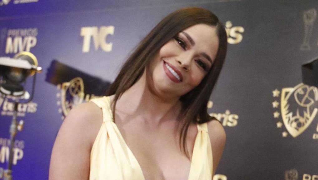 Sirey Morán, ex reina de belleza y ex Miss Honduras, cautivó con un vestido amarillo que eligió para acudir a la gala.