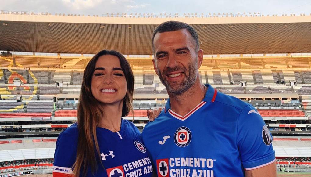 Emanuel Alejandro Villa es un exfutbolista argentino naturalizado mexicano que jugaba como delantero. El exgoleador tuvo una relación con Mariana y la misma llegó a su fin.