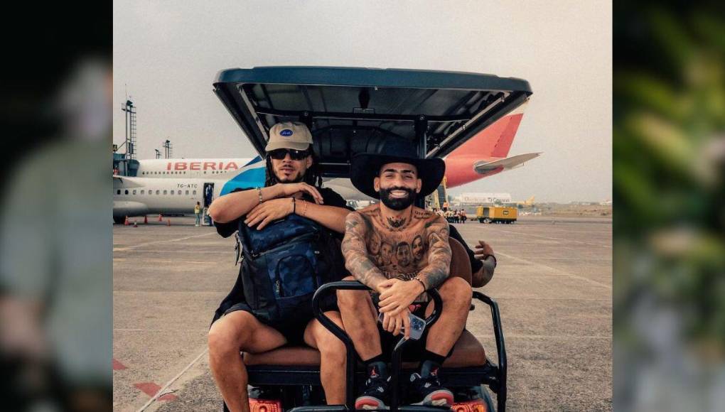 ”Bienvenido, te amamos”, “Bienvenido al país 5 estrellas mi artista favorito”, se lee en los comentarios. 