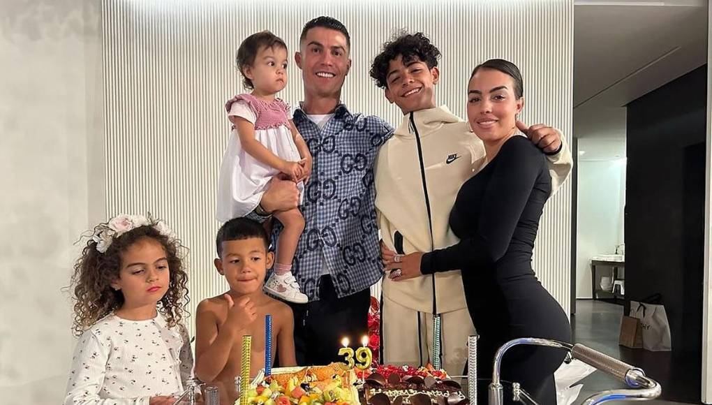 El trasero redondeado fue alterada digitalmente para que parecieran plano, y la foto familiar retocada con Cristiano Ronaldo y sus hijos se hizo viral. Se trataba de una imagen subida por el jugador de su 39 cumpleaños. Georgina Rodríguez posaba de perfil con un vestido negro, sin enseñar nada, bastante elegante. Sin embargo, la foto publicada por el periódico Hamshahri del régimen iraní dista mucho de la real, porque directamente eliminaron y censuraron el trasero de la influencer.
