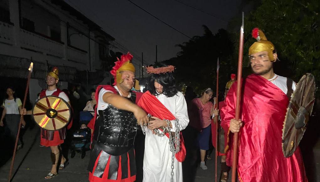 Los jóvenes recordaron las escenas cuando los soldados llevaron a Jesús dentro del palacio, al pretorio, y reunieron en torno de él. Lo desnudaron, le vistieron un manto de púrpura, trenzaron una corona de espinas y se la pusieron en la cabeza se burlaban de él, comenzaron a saludarlo diciendo: “¡Viva el rey de los judíos!
