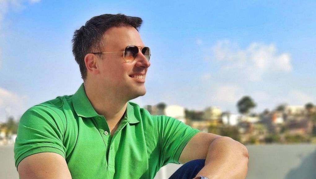 Gustavo Leone envió un mensaje a todos los jóvenes que sueñan con brillar en los medios de comunicación: “Mi mensaje para los jóvenes es que no desistan, es un medio difícil y a veces muy complicado de lograr ingresar, pero la persistencia les dará la respuesta. Ahora bien una vez ingresando a un medio, amen su trabajo y denlo todo, es un privilegio ser parte de un medio de comunicación y la responsabilidad que lleva”. 