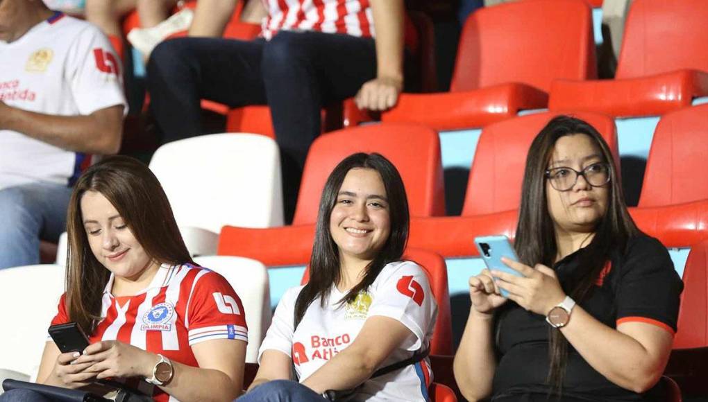 La belleza de la mujer hondureña no puede faltar y en el Olimpia vs Olancho FC estas tres chicas cautivaron en el sector de silla.
