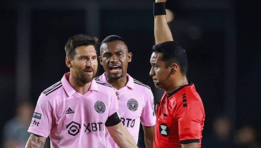 Además de pitarle a Cristiano Ronaldo, el salvadoreño Iván Bartón en su momento impartió justicia en un juego donde estuvo involucrado Leo Messi.