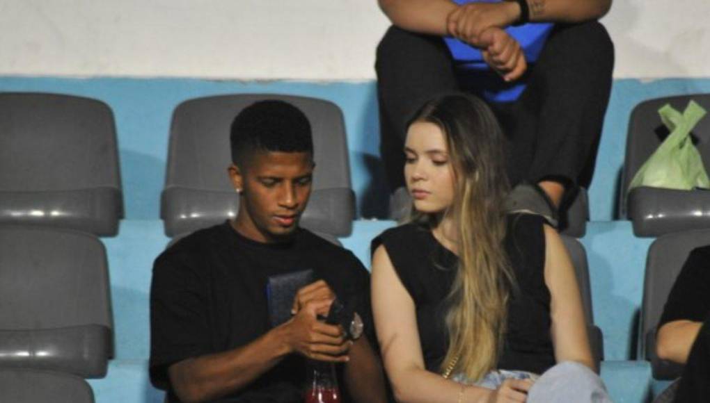 El panameño Serrano del Motagua no fue convocado y estuvo en el sector de silla al lado de la novia de Auzmendi.