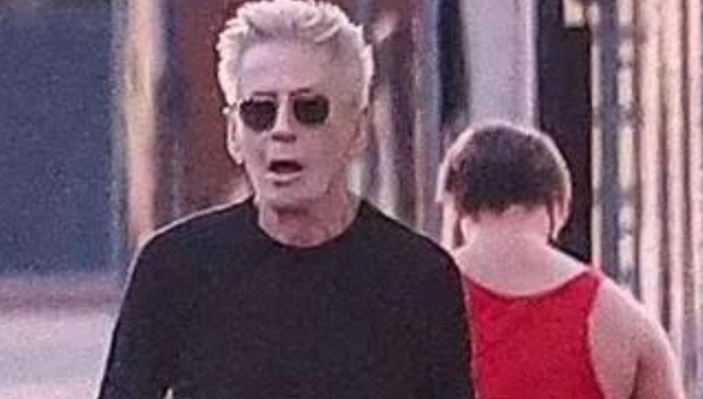 Con su característico cabello gris puntiagudo y un rostro bien afeitado, Klein completaba su look con gafas de sol negras y zapatillas Nike blancas y negras.