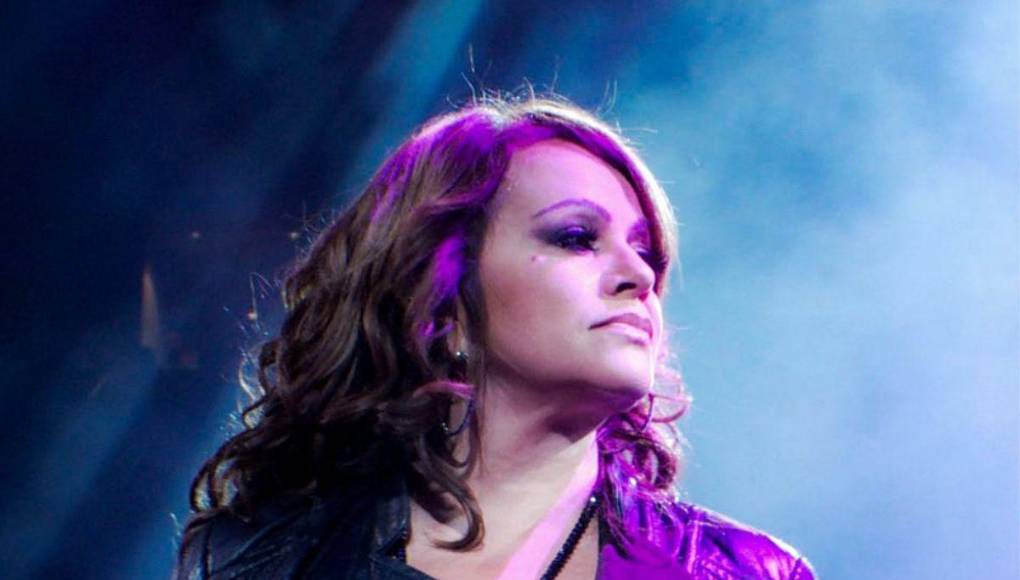 Sin embargo, lo que llamó la atención es que en una parte del video se puede ver una mujer muy parecida a la intérprete de “No llega el olvido”.