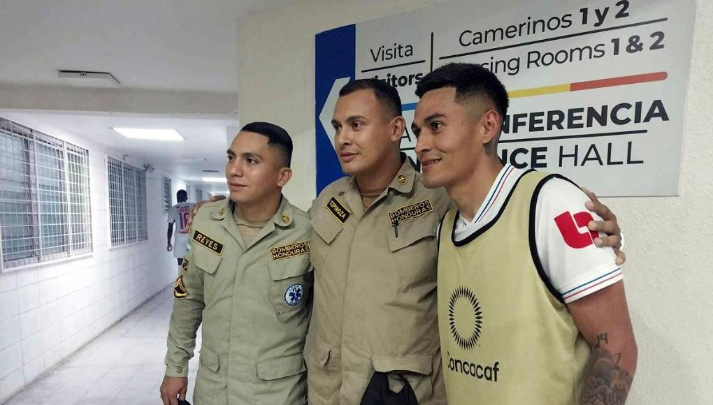 Miembros del cuerpo de bomberos también le pidieron una fotografía a Andy Nájar.