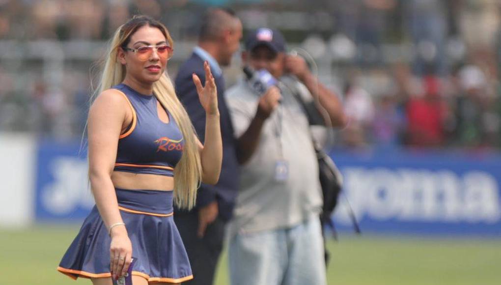 Una edecán rubia de Tiendas Rossy que engalana la Gran Final.