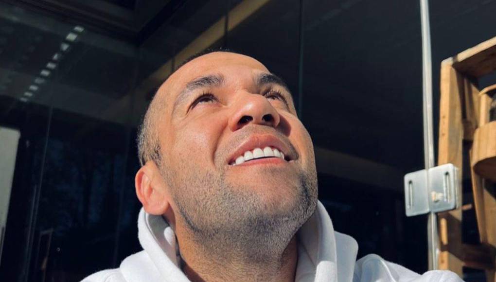 Después de una salida tensa, en la que manifestantes apuntaron contra el ex futbolista condenado a cuatro años y medio de prisión por agresión sexual, el brasileño llegó a su casa y fue sorprendido con un particular regalo.