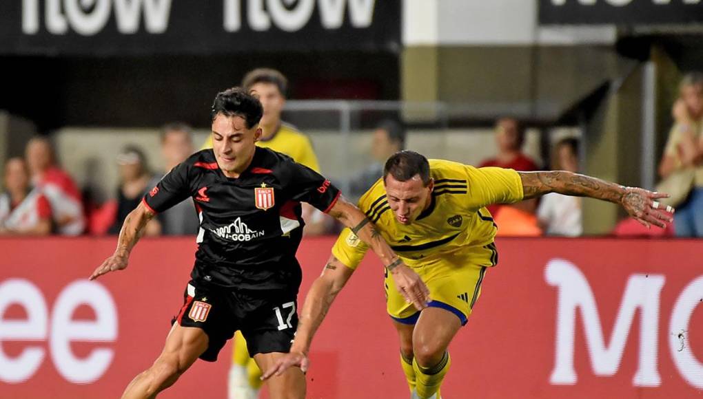 Javier Altamirano es un mediocampista chileno de 24 años que juega con el club Estudiantes de la Plata. Empezó de titular el partido contra Boca Juniors.