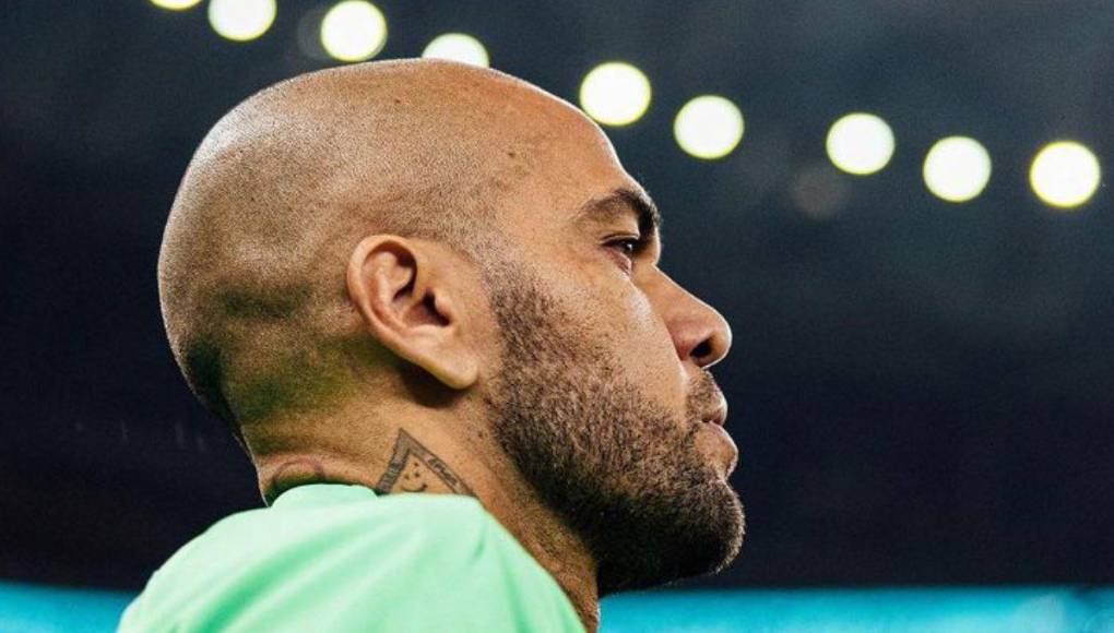 Minutos después de llegar a su casa, <b>un repartidor se acercó hasta la puerta de su domicilio, tocó el timbre y le entregó a Alves ¡un ramo de flores!</b>