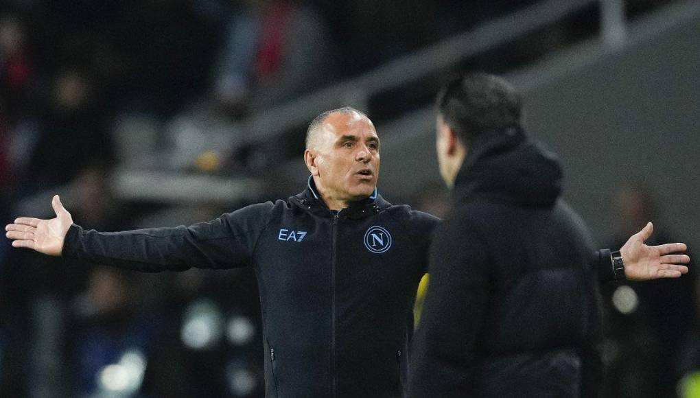 Francesco Calzona, DT del Napoli, le reclama al árbitro tras una decisión tomada en el juego.