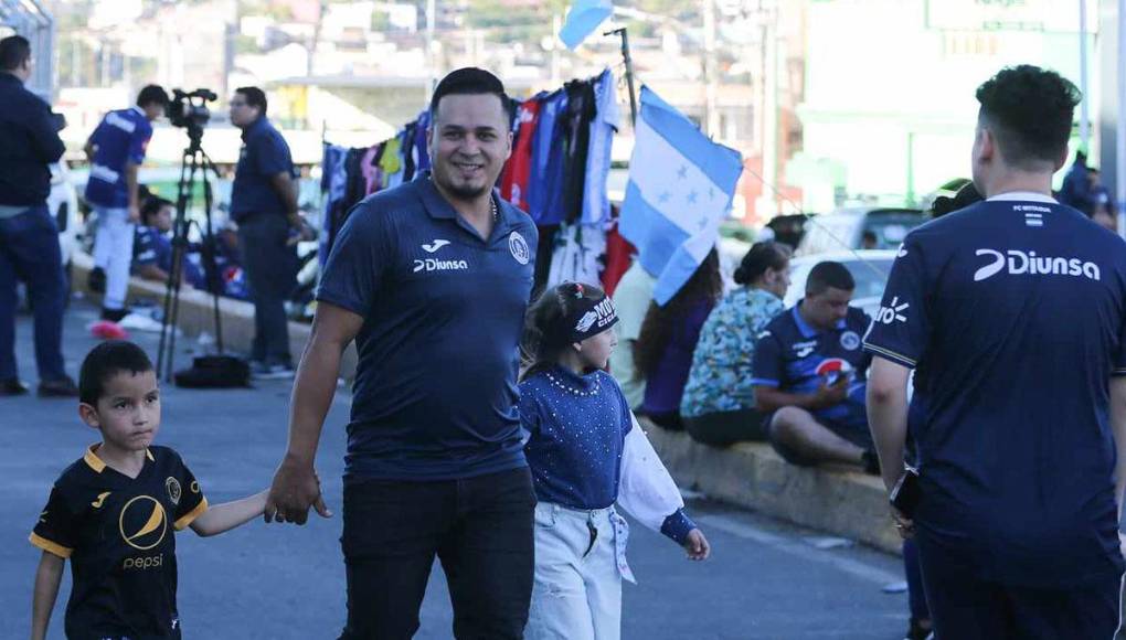 Un aficionado del Motagua en el momento que llegaba junto a sus pequeños.