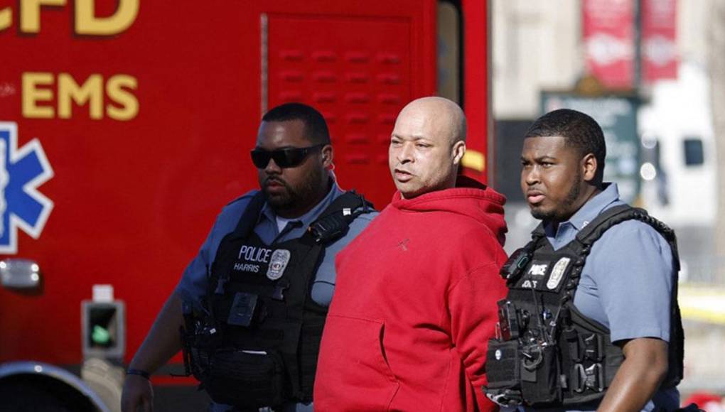 Un hombre vestido con un traje deportivo rojo figura entre los detenidos, según periodistas de la AFP. 