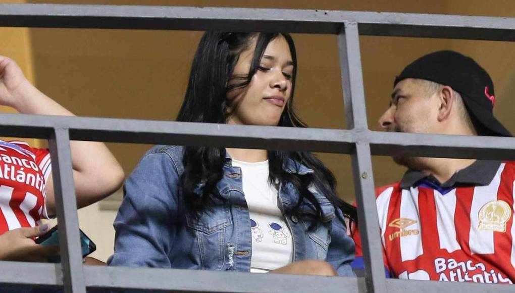 Una chica que decidió ver el Olimpia vs Olancho FC en el sector de palcos.