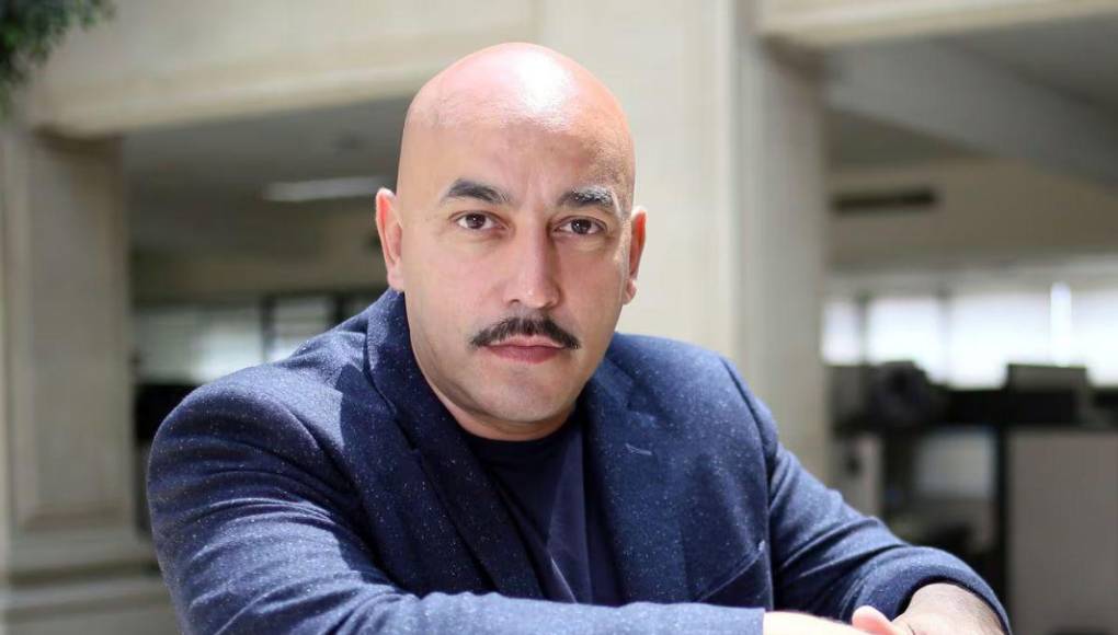 “Mis respetos para ella... es lo más importante, hay una línea de respeto que tiene que marcar uno de respeto, hay que respetar siempre a los amigos... no pues sí, eso no se le quita (lo guapa) es normal... pero no es mi tipo, no la he pensado de esa manera”, dijo Lupillo.