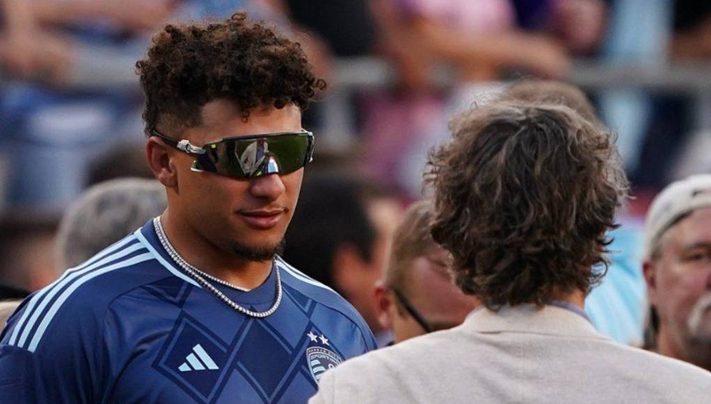 <b>Patrick Mahomes</b>, quarterback estrella de los <b>Kansas City Chiefs</b>, vigente campeón de la <b>NFL</b>, decidió ver en vivo el show de Messi y terminó siendo amargado por el argentino ya que es seguidor del Sporting Kansas City.