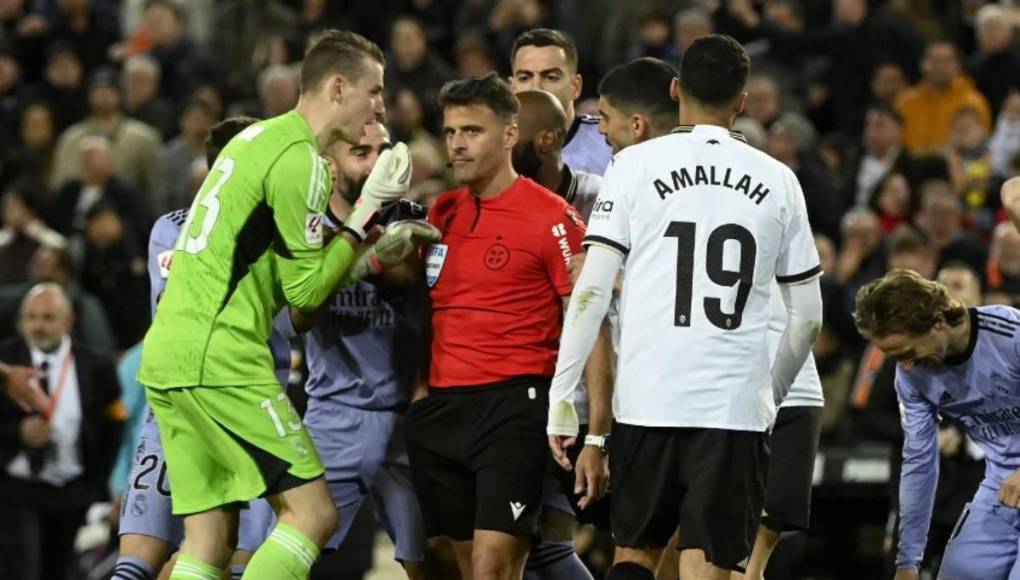 La directiva del Real Madrid entiende que lo ocurrido contra el Valencia es el mayor escándalo en años recientes, por lo que reafirmarán la validez y la justificación de sus acciones, como continuar reportando errores arbitrales a través de su canal de televisión (Real Madrid TV).