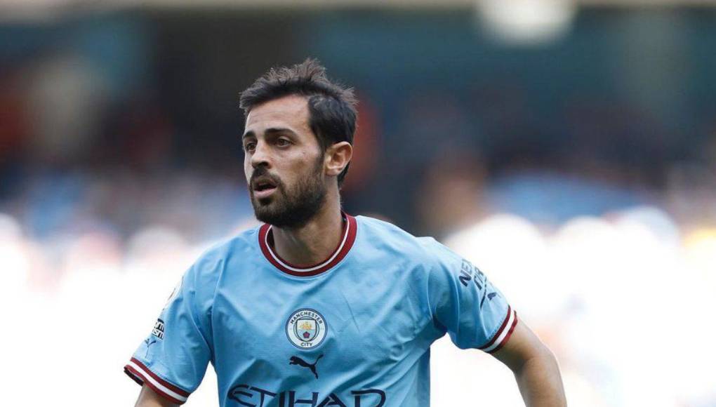 Bernardo Silva renovó el verano pasado por el Manchester City hasta el 30 de junio del 2026, pero adquirió el compromiso de Pep Guardiola de que lo dejaría marchar este año por 50 millones de libras, unos 58 millones de euros.