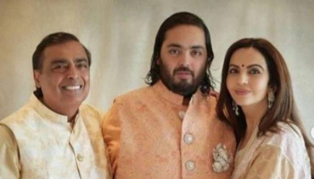 Este complejo exclusivo para miles de residentes, incluyendo trabajadores de las empresas de la familia, cuenta con instalaciones de primer nivel, como canchas de críquet y tenis, un hospital, y su propia reserva de animales salvajes, donde se encuentran felinos de gran tamaño y más de 200 elefantes.