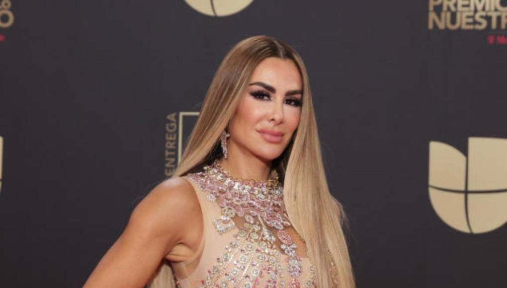 El “Bombón asesino” relató que pidió comida a domicilio, pero en lugar del platillo que solicitó llegó una pizza que no dudó en disfrutar; sin embargo, se tomó un té laxante antes de dormir para que al día siguiente su cuerpo desechara el exceso de grasa que había consumido. Aunque no resultó como esperaba, pues un fuerte dolor de estómago provocó que se desmayara y por la caída sufrió un fuerte golpe en la cabeza.