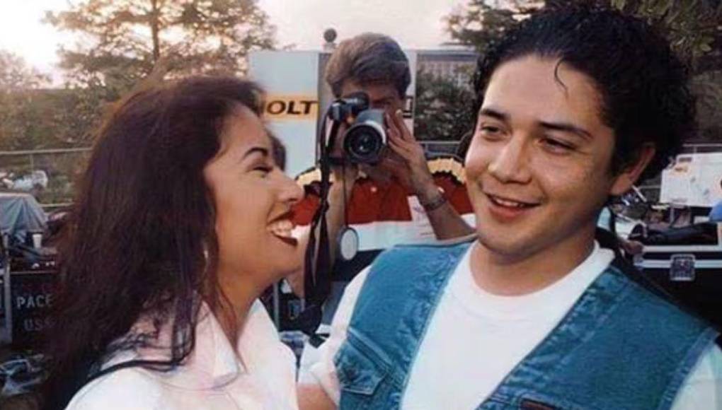 Debido a que Abraham Quintanilla, padre de Selena, quería que su hija estuviera completamente enfocada en la música, no aprobaba su relación con Chris Pérez, quien era el guitarrista principal de su banda.