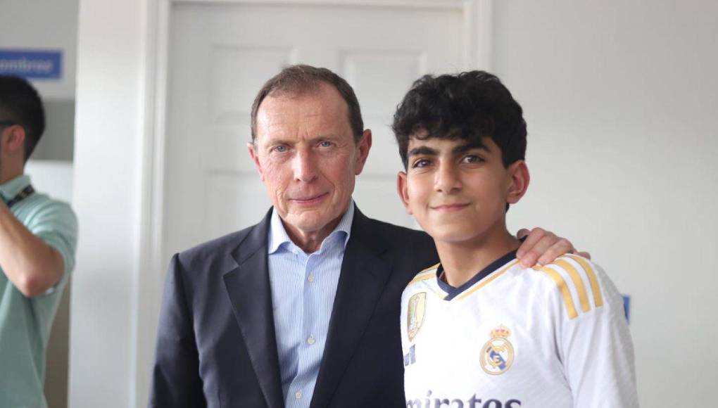 Emilio compartió con niños que forman parte de la Fundación Diunsa.