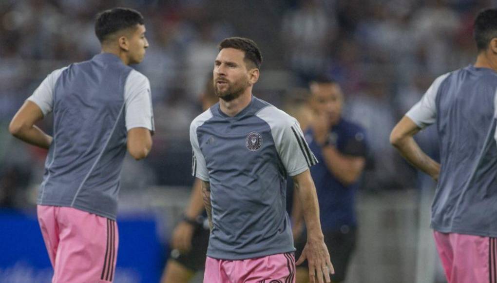 A Messi se le vio concentrado durante los ejercicios de calentamiento.