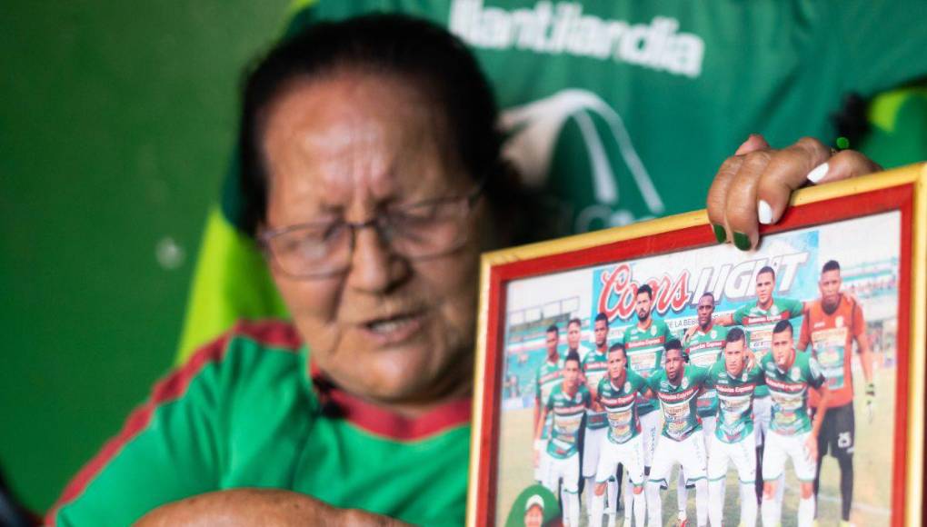 “Para mí el Marathón es mi corazón, un amor, es mi vida”, recalcó la anciana que radica en el Barrio San Francisco de San Pedro Sula, en una casa que florece la pasión por el club teñida de pósters del mismo Marathón.