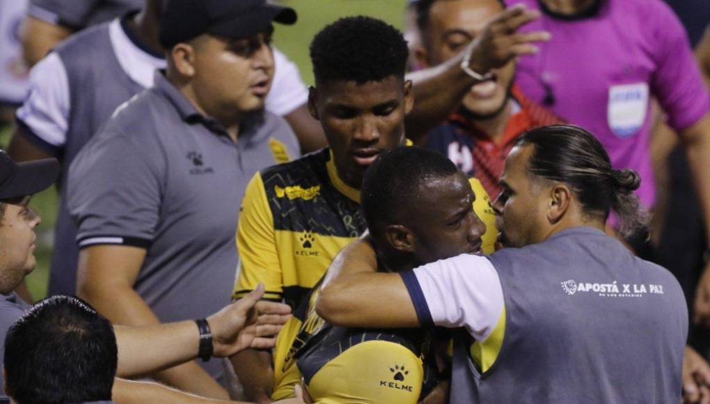 Darixon Vuelto lució molesto tras el pitazo final.