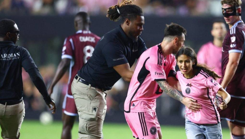 La joven quiso escapar para evitar sr detenida por los miembros de seguridad.