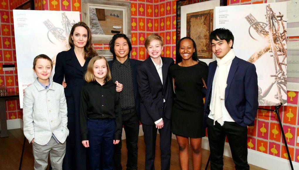 Aunque Angelina Jolie y Brad Pitt han seguido por caminos separados, es curiosidad de todos sus seguidores saber y ver lo mucho que han cambiado sus seis hijos, pues desde la adopción o el nacimiento de los pequeños, han sido captados en diferentes edades. Ahora todos ellos son unos adolescentes.
