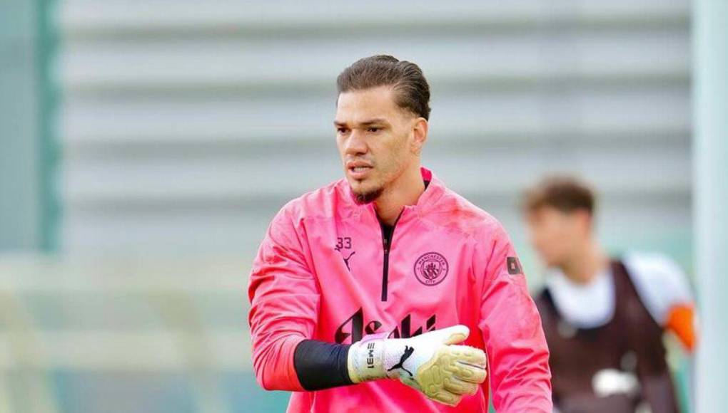 Ederson Moraes podría tener las horas contadas en el Manchester City. El meta brasileño, de 30 años, está considerado titular en el equipo de Guardiola pero las últimas informaciones apuntan que desde el fútbol árabe le siguen muy de cerca y serían varios los clubs que habrían preguntado por su situación, según Fabrizio Romano