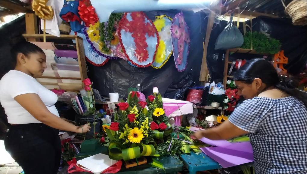 Eva Rosario Vega, tiene 11 años vendiendo flores en el mercado y afirmó que hay precios para todos los clientes, hay arreglos de más de 500 rosas a 10 mil lempiras o un poco más dependiendo de los detalles.