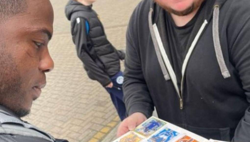 Maynor, previo a su llegada al DW Stadium, fue sorprendido por un fan que tenía todos las vistas de Maynor Figueroa en cada torneo que militó en el Wigan.