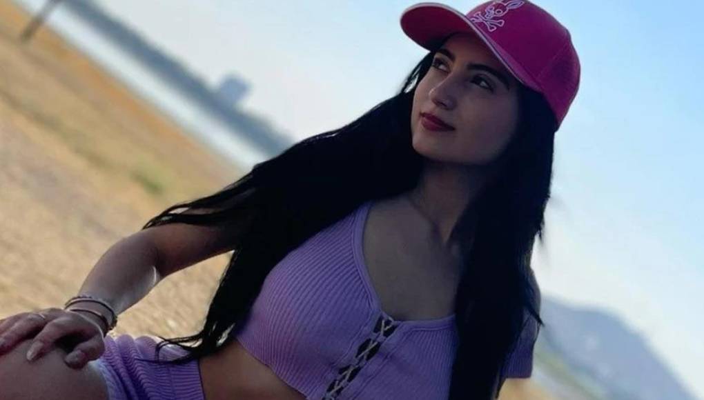 Una señora que estaba asomada por la ventana escuchó los gritos de la mujer y llamó a la línea de emergencia.