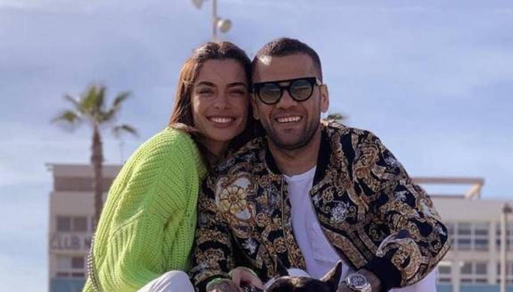 Días después se conocía que Joana Sanz tuvo que marcharse por motivos de trabajo, y ya de vuelta en casa quiso dejar claro a todo el mundo que sigue estando al lado de Alves. 