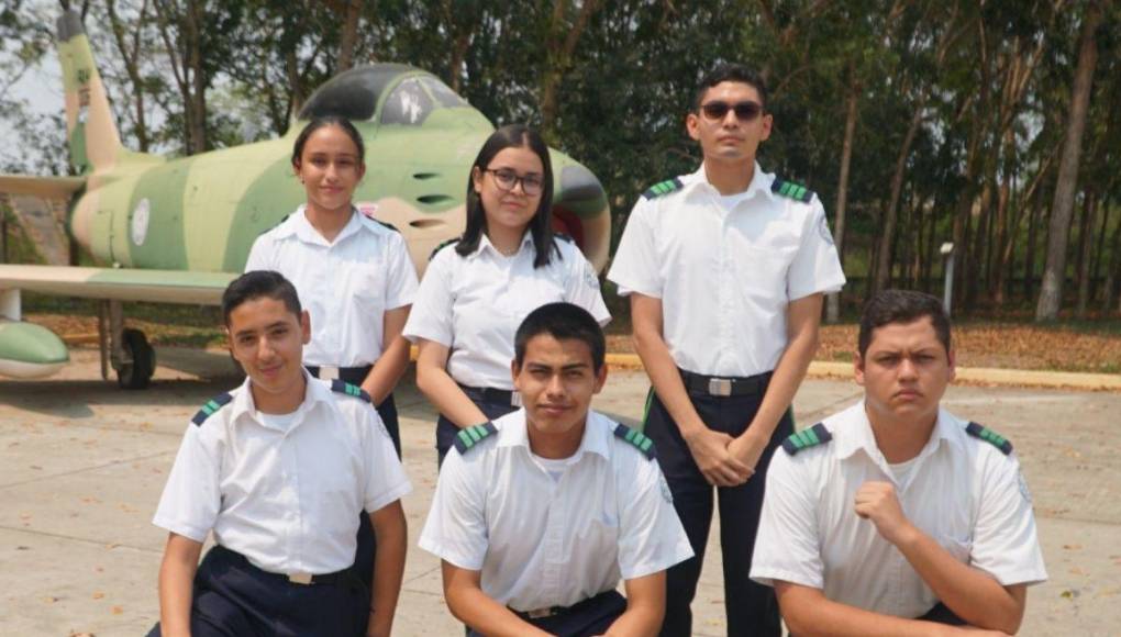 Con índices académicos promedios entre el 95% y 100% ellos son: en pie: Heyzel Montserrat Sagastume Zelaya, Sharon Marissa Galeano Merlos, Fabricio Jahir Ramos Arita; hincados: José Luis Núñez Villanueva, Daniel Alejandro Durón Zavala y Williams Caleb Orellana Mejía.