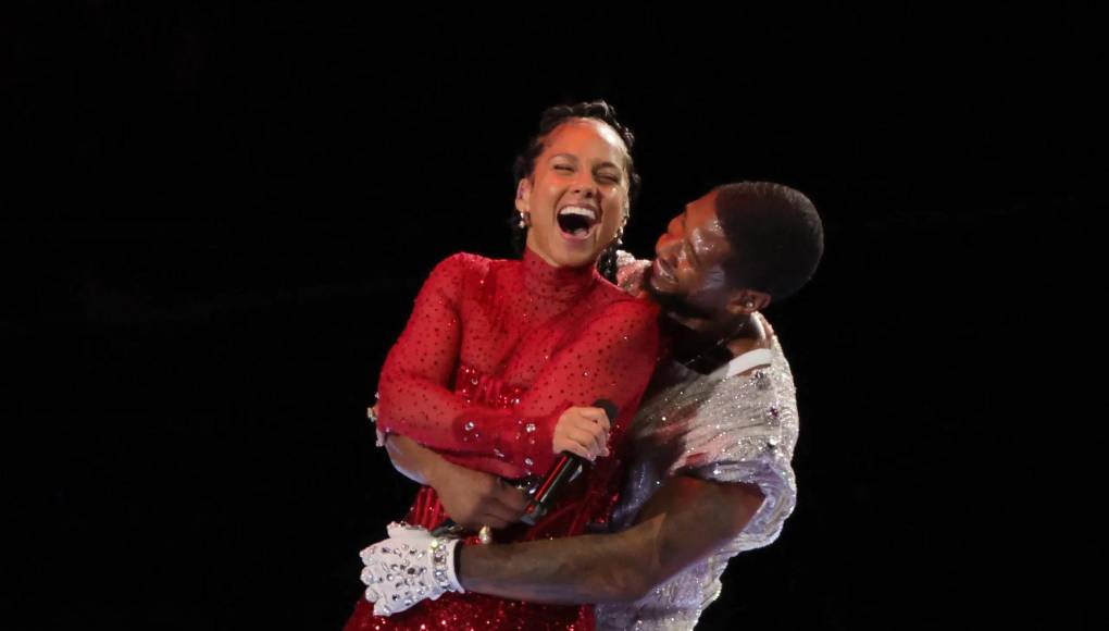 Y no se puede olvidar a sus invitados, entre ellos, Alicia Keys, quien fue la primera en aparecer en escena como invitada especial. Ambos cantaron “My boo”, con una química que incluso está siendo malinterpretada por internautas. 