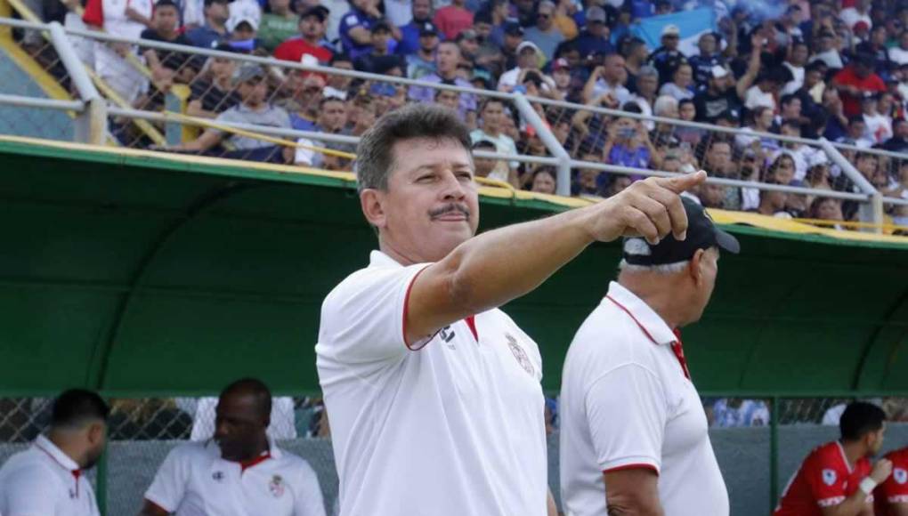 Mauro Reyes y Mauro Reyes Jr. - El técnico santabarbarense llevó a su hijo al Honduras Progreso como refuerzo, al que lo hizo tener sus primeros minutos en Liga Nacional.