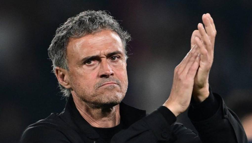 En el caso de Luis Enrique y pese a la eliminación, se anuncia que Luis Enrique seguirá como Director Técnico del París Saint Germain de cara a la próxima campaña.