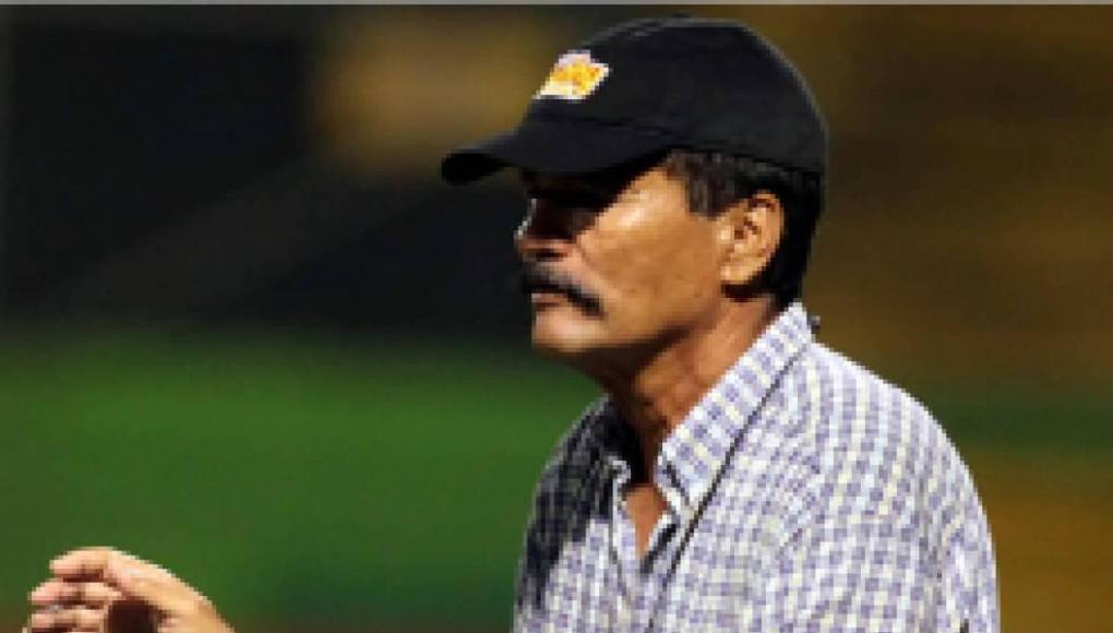 Hernán García y Eder García - Otro que le hizo el sueño realidad a su hijo es el extinto técnico limeño, quien dirigiendo al Deportes Savio debutó al espigado delantero, quien dejó como saldo una única anotación que fue en el Nacional contra Olimpia.