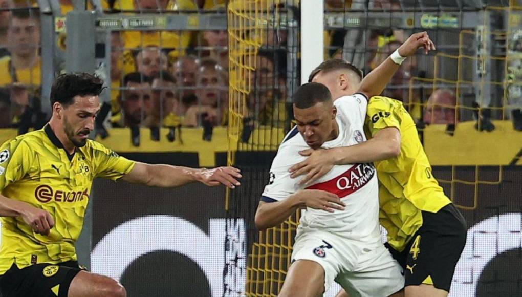 Mbappé fue colocado de inicio como centrodelantero y recibió una marca estricta por parte de la zaga del Dortmund.