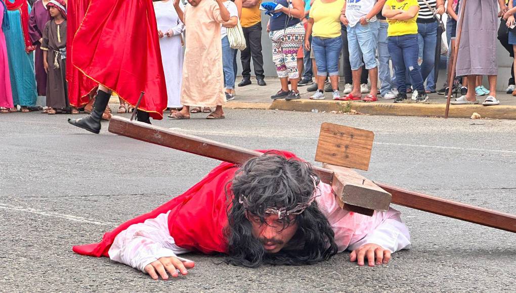 Simón de Cirene ayuda a Jesús a cargar la cruz: Medita sobre la ayuda inesperada que recibió Jesús en su camino. Verónica limpia el rostro de Jesús: Imagina este gesto de compasión y amor. Caída por segunda vez: Reflexiona sobre su perseverancia a pesar del dolor. Consuelo a las mujeres de Jerusalén: Medita sobre su preocupación por los demás incluso en su propio sufrimiento.