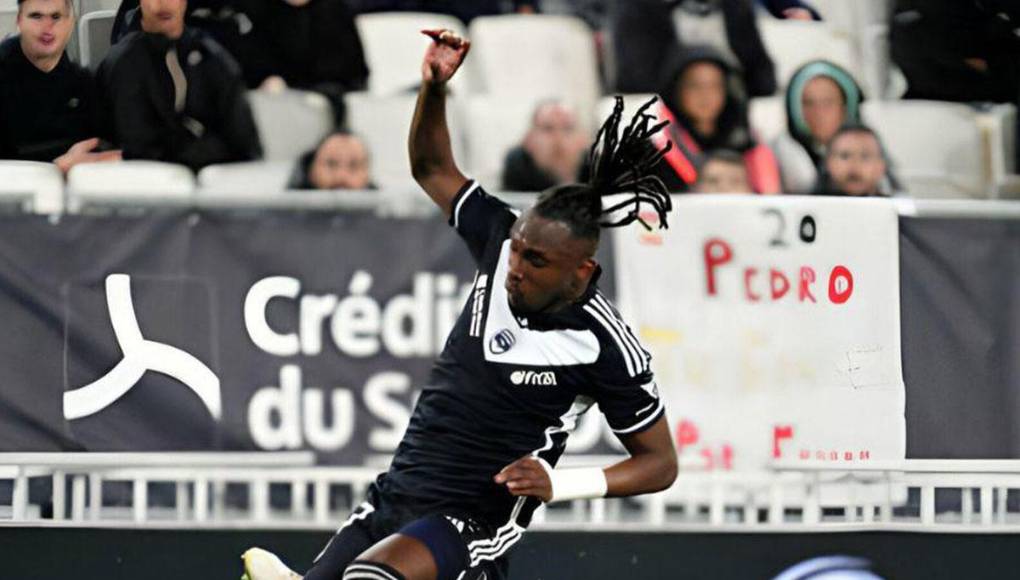 Alberth Elis intentó cabecear el balón y terminó impactando con un defensa rival. El catracho quedó tendido en el césped tras el encontronazo, llevándose la peor parte.